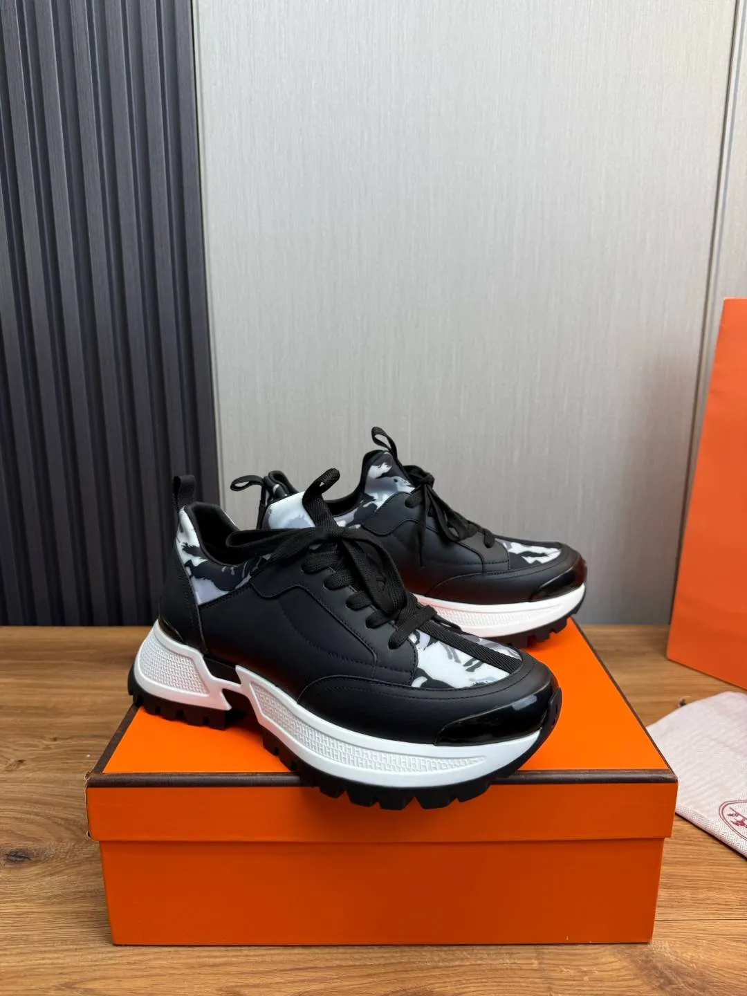 Men's men's shoes 💰780💰 HERMES/Hermès ** men's sports shoes The uppers are made of printed high-tech jersey fabric and calfskin sports shoes. The oversized sole features a geometric pattern and signature "H" detailing for an outdoor style. Black rubber sole, white rubber midsole, black and orange rubber inserts, tundra green lambskin insole, black high-tech canvas lining! Size: 39-40-41-42-43-44 (customized in 38.45)